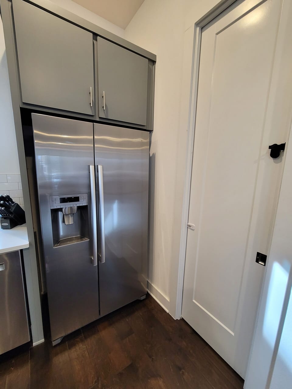 Large Refrigerator With Ice/Water Machine