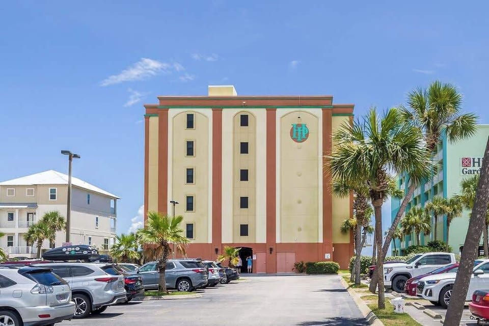 Harbour Place is an intimate complex nestled among similar-sized condos, offering guests a peaceful beach experience without the crowds. Plus, it’s just a short stroll to delicious seafood restaurants and shopping!
@CPVACATIONHOMES