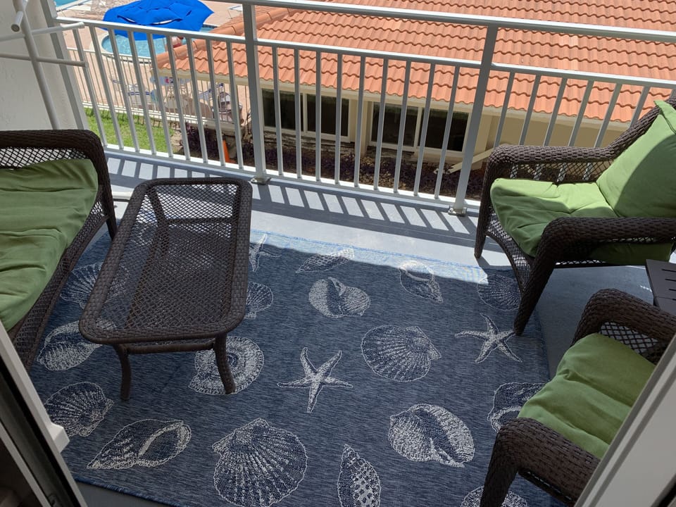 Relax on our balcony! Great views over pools & of ocean. Dolphins in the AM! 
