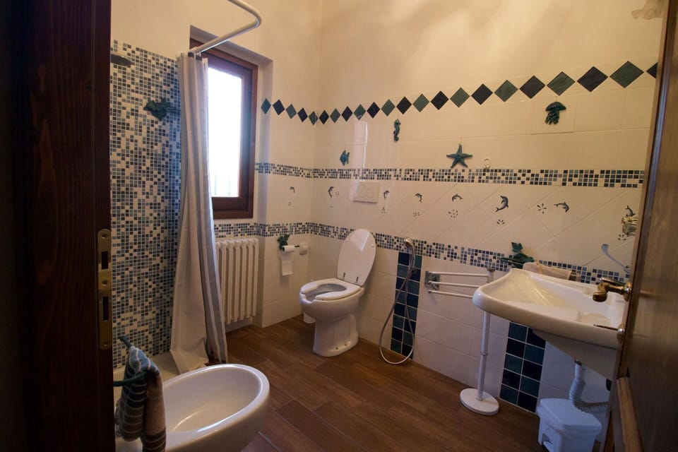 Property, Sink, Plumbing Fixture, Bathroom Sink, Bathroom, Purple, Tap, Building, Curtain, Mirror