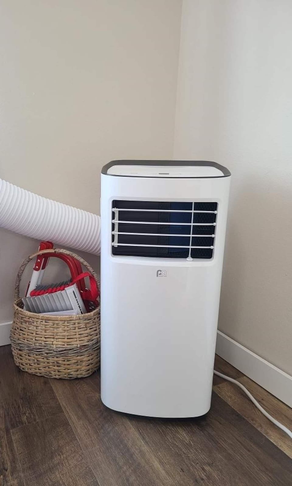 Yes! We have AC in the loft to keep you nice and comfy for the gorgeous summer months!