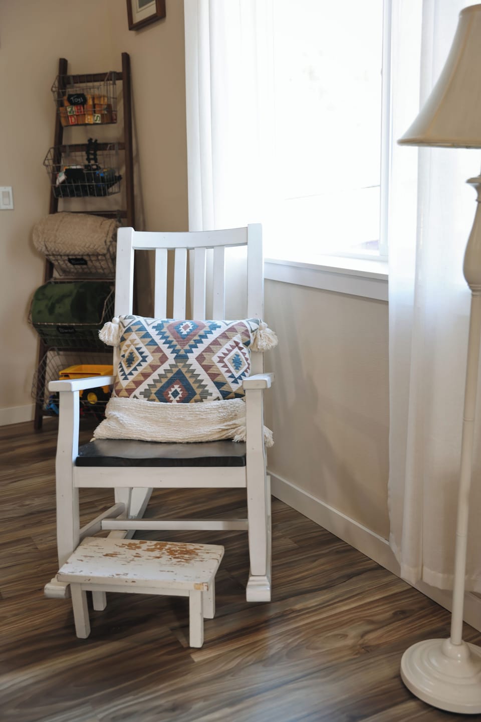 Rock your worries away! A cozy little corner made for slowing down. 🤍 Curl up in the rocking chair with a good book, enjoy a quiet cup of coffee, or simply relax by the window and take in the peaceful surroundings.