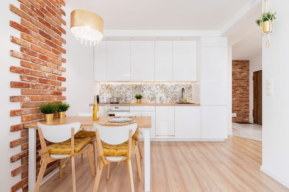 Kitchenette with plenty of kitchen utensils and dishes. 