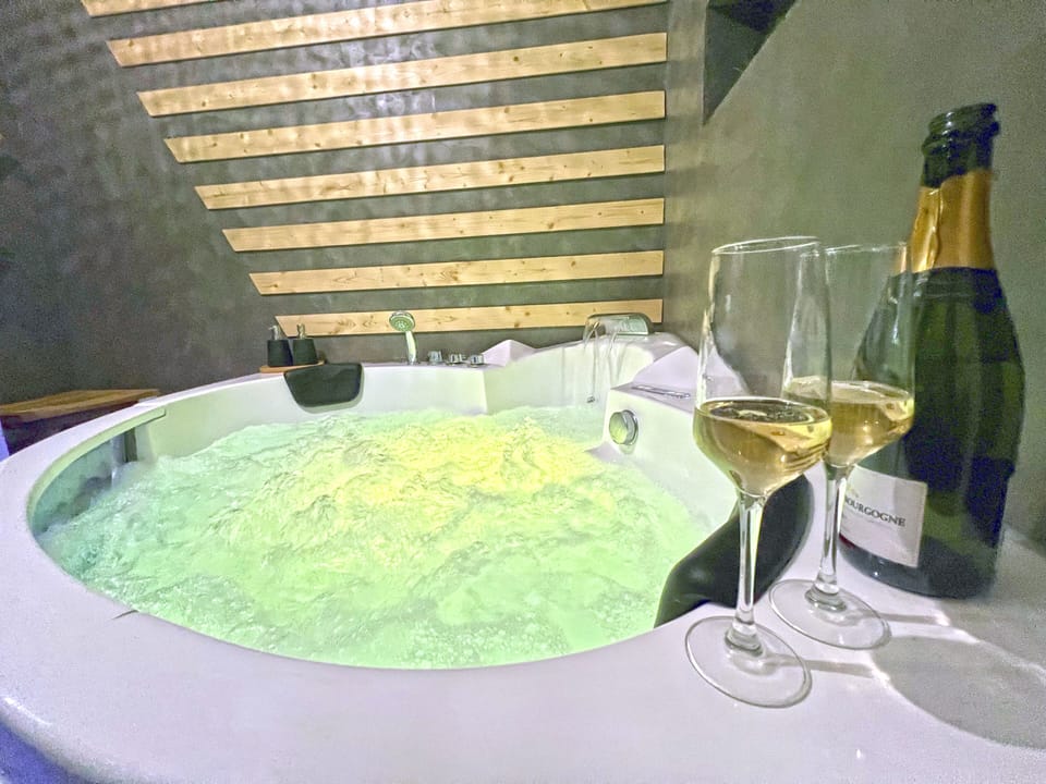 Indoor spa tub