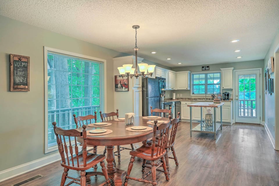 Dining & Kitchen Area | Dishes & Flatware Provided | Central Heating & A/C