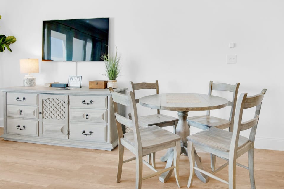 Dining table seats 4