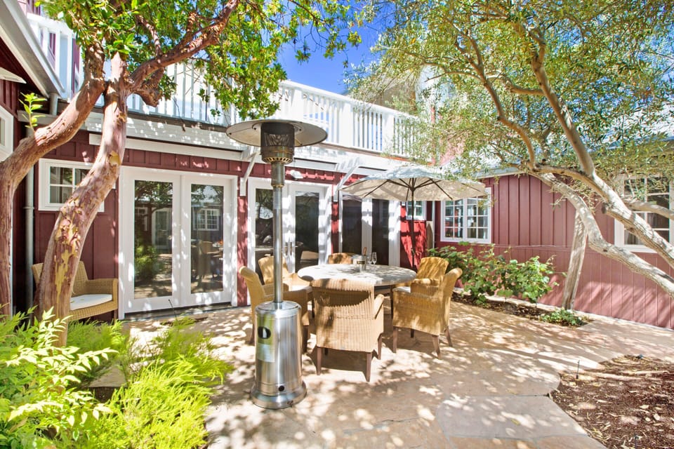 Outdoor Dining / Courtyard