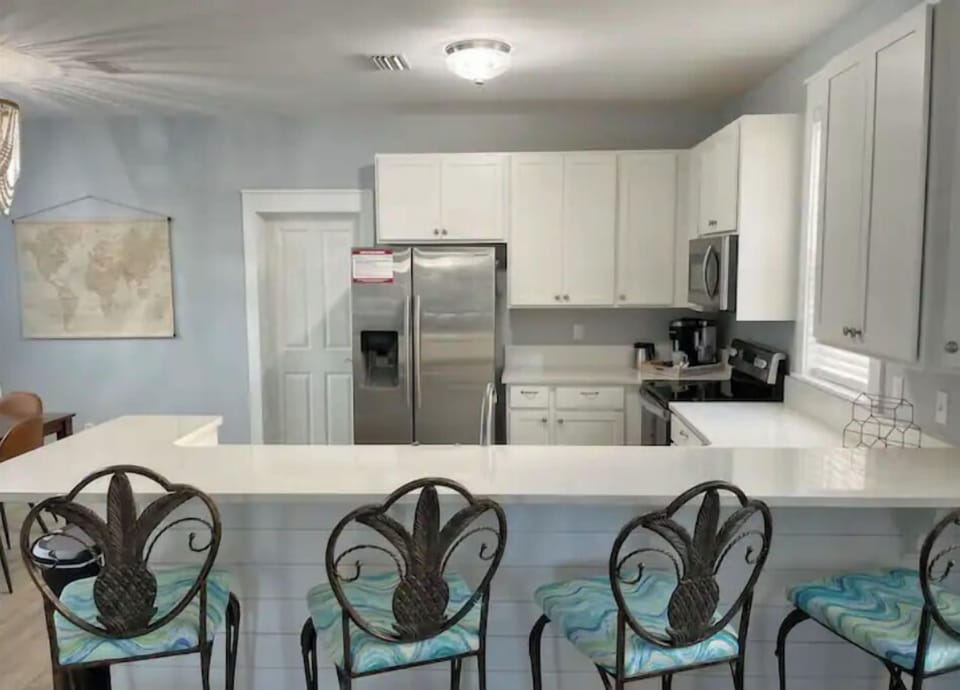 Kitchen with Sparkling White Quartz Counters!
