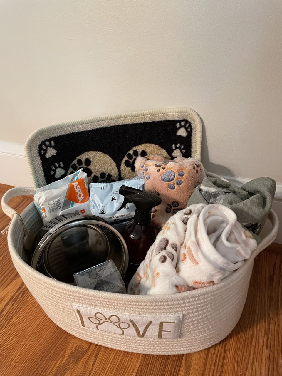 Dog basket to welcome your furry friends