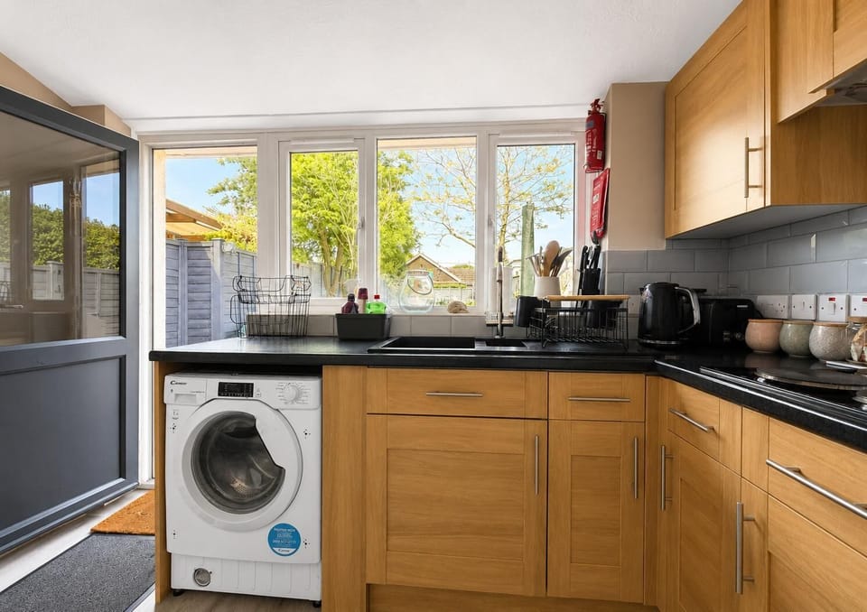 Stop off at the nearby supermarket in Stalham and stock up with everything you need for your weekend away. You can cook up a storm in this modern kitchen.