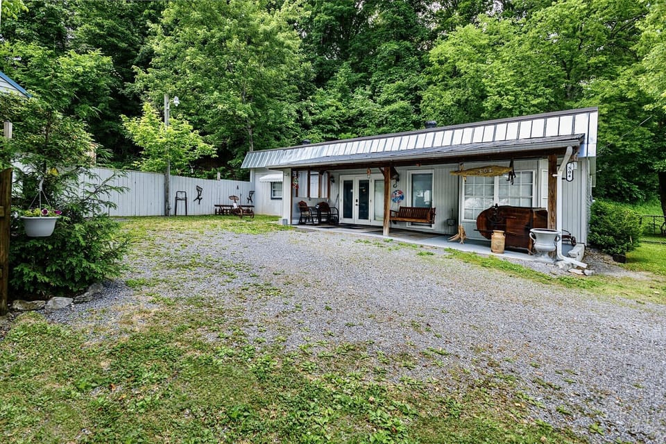 Large driveway with ample parking.