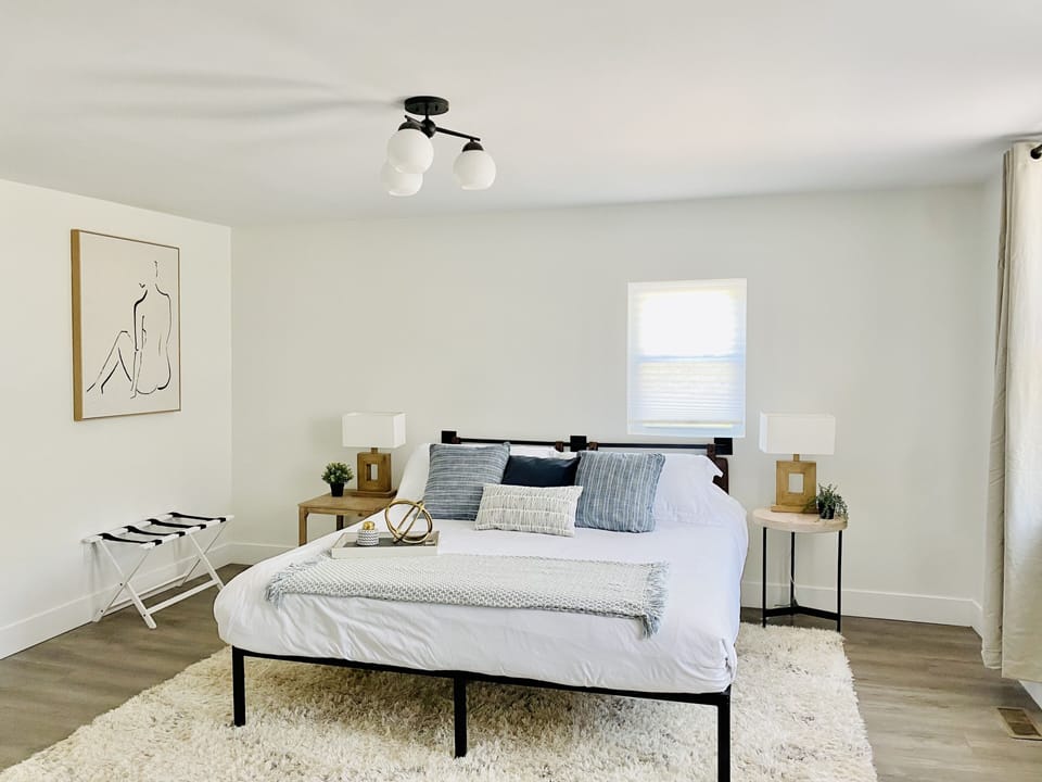 1st Floor Master Bedroom w/ Bath - King Size Bed