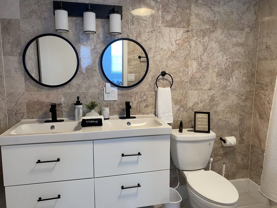 1st Floor Master Bathroom 