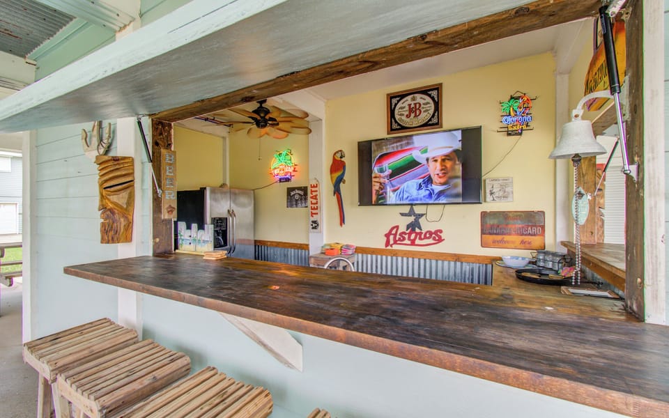 Hanks Tiki Bar