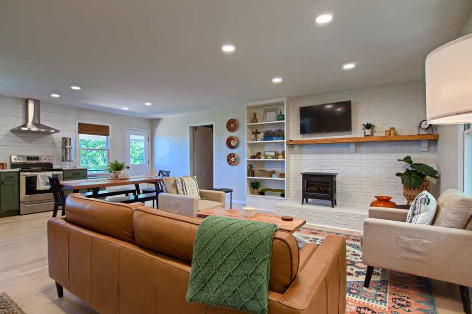 Comfy, cozy tv room. Smart tv/roku