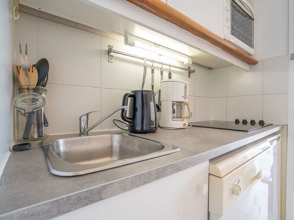 Tap, Cabinetry, Kitchen Sink, Countertop, Plumbing Fixture, Property, Sink, Kitchen, Kitchen Appliance, Building