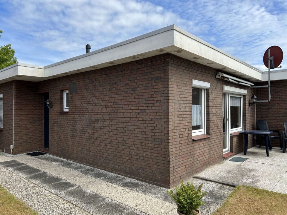 Cloud, Sky, Plant, Property, Window, Building, Brick, Road Surface, Brickwork, Shade