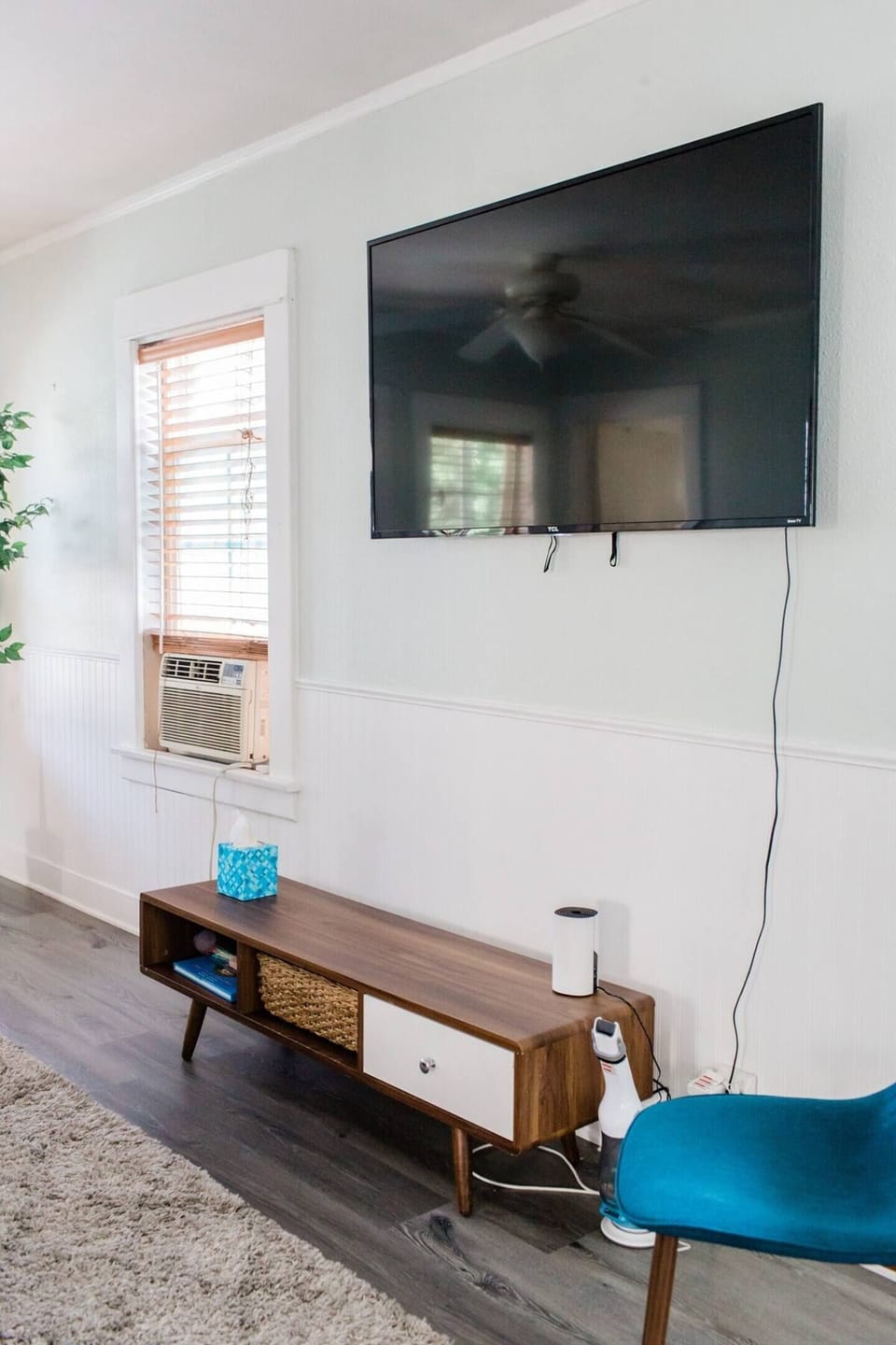 Living room equipped with 4K Smart TV. Watch your favorite shows on your favorite streaming accounts!