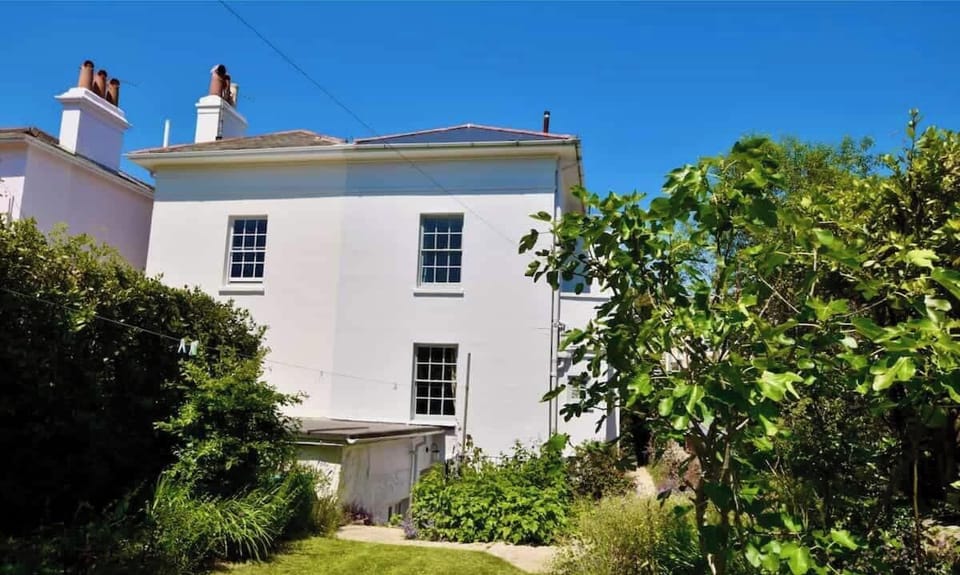 A grand, dog-friendly period villa in Ryde, featuring a private entrance and easy access for pets.
