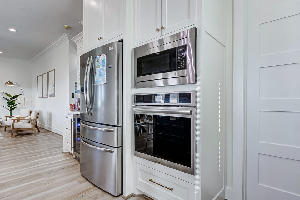 New 2022 appliances: multi-function oven with air-fry option!