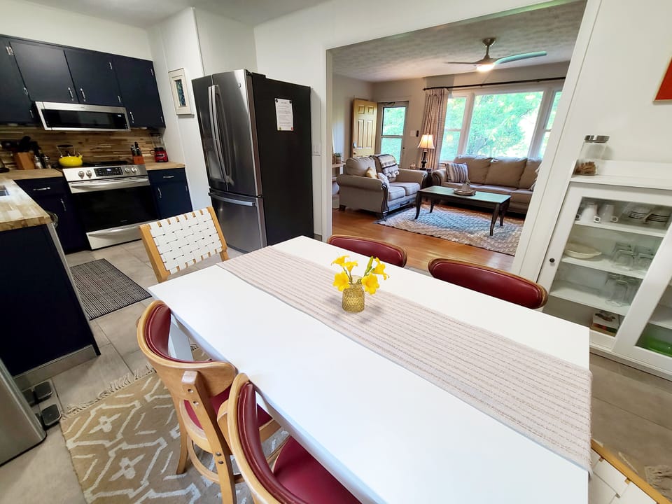 Open floor plan w/ great flow from front living area to kitchen/dining area