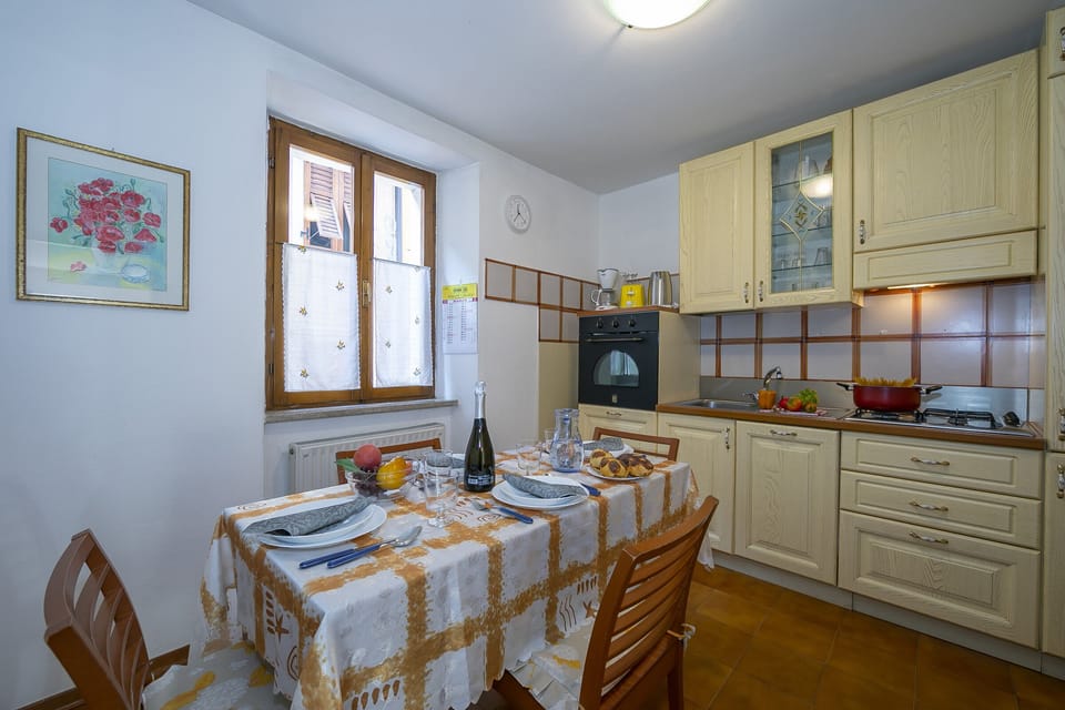 The kitchen with the dining table