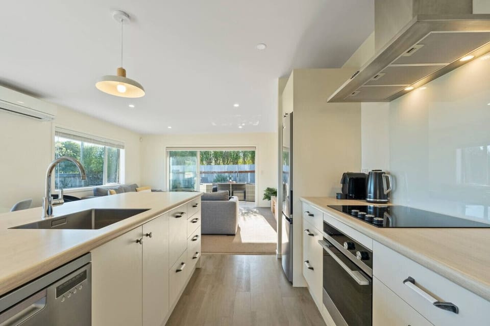 Full kitchen, with dishwasher