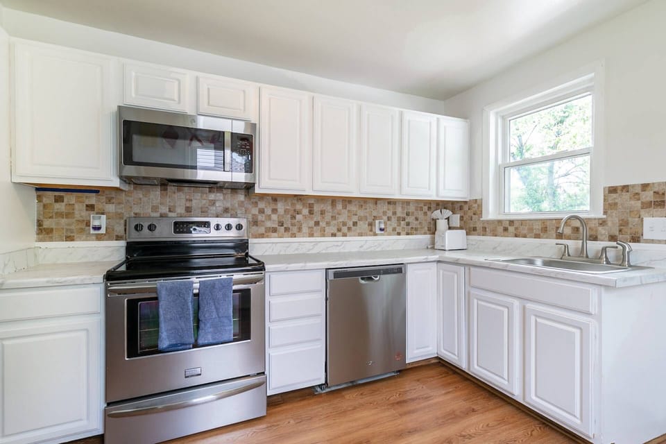 Another view of the kitchen.