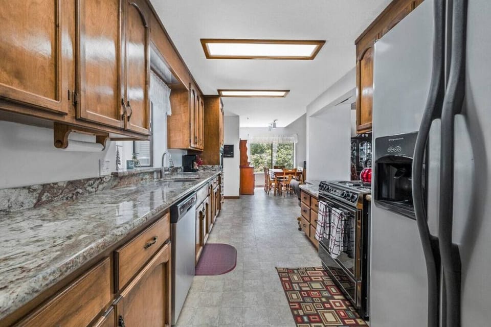 Expansive Kitchen with propane oven