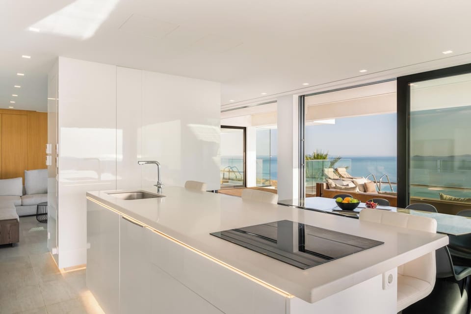 Fully equipped kitchen with an island breakfast bar suitable for 3 guests