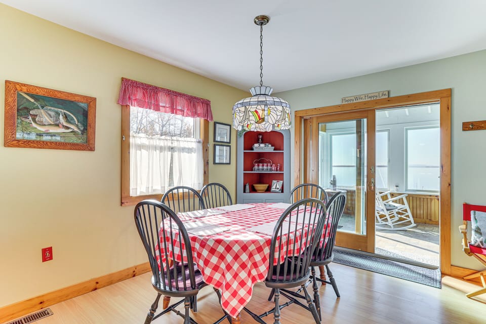 Dining Area | Dishware & Flatware Provided