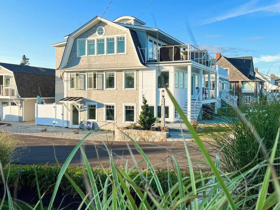 From the driveway to soaring deck views, let's show you around...