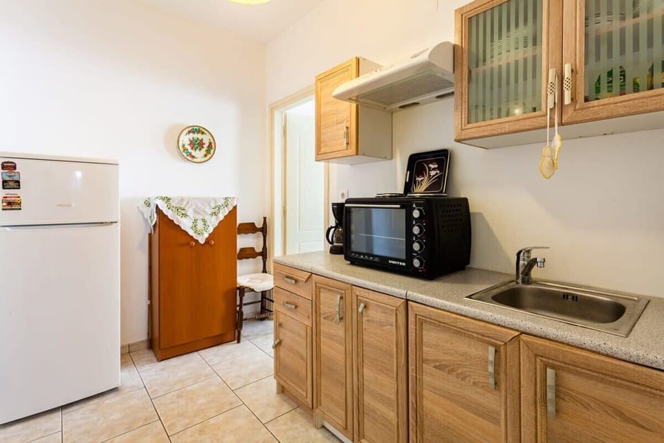 Spacious Kitchen Area – Well-equipped space ideal for preparing simple meals and snacks.