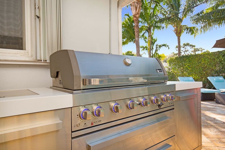 Top-of-the-line Mont Alpi, 6 burner grill with infra red zones & searing station