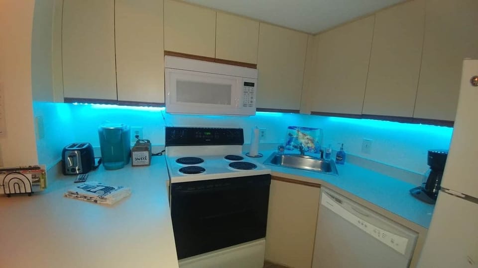 Kureg or brew pot, the choice is yours. The kitchen is well equipped for cooking if you want to have that meal in!