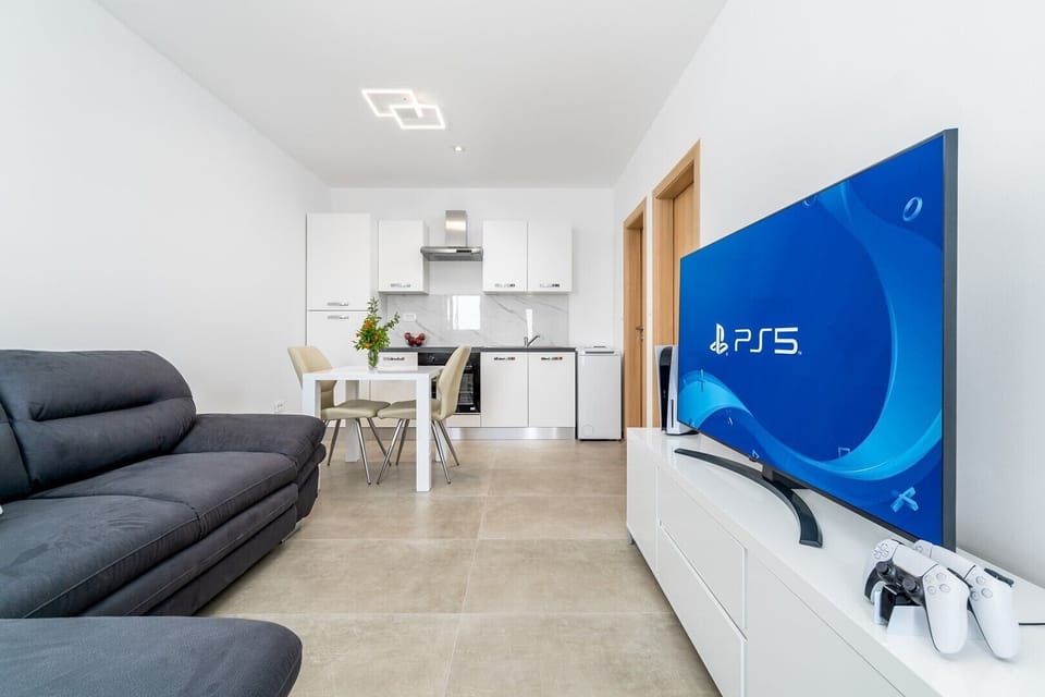 The LOWER GROUND floor offers a separate apartment that is located above the parking lot