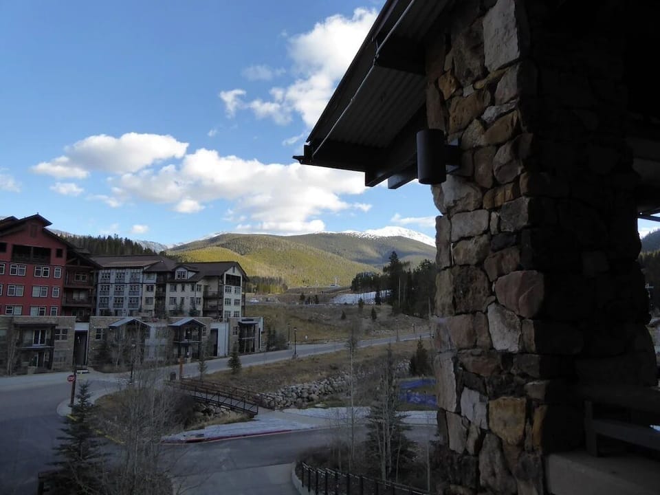 Balcony with views of the mountains to the east