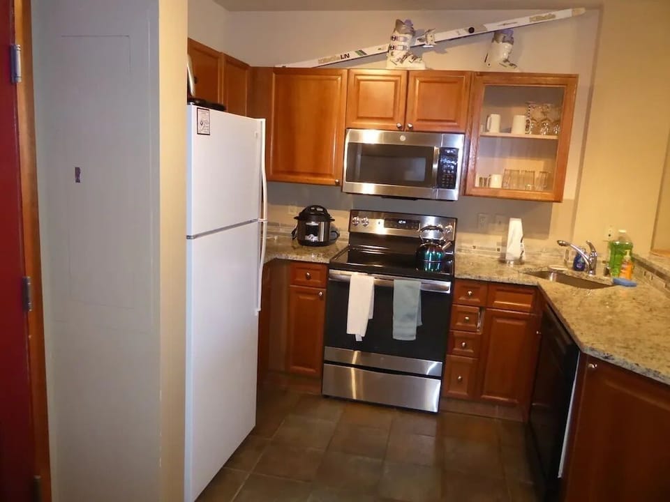 Full size kitchen with full size ref, microwave, disposer, dishwasher, stove
