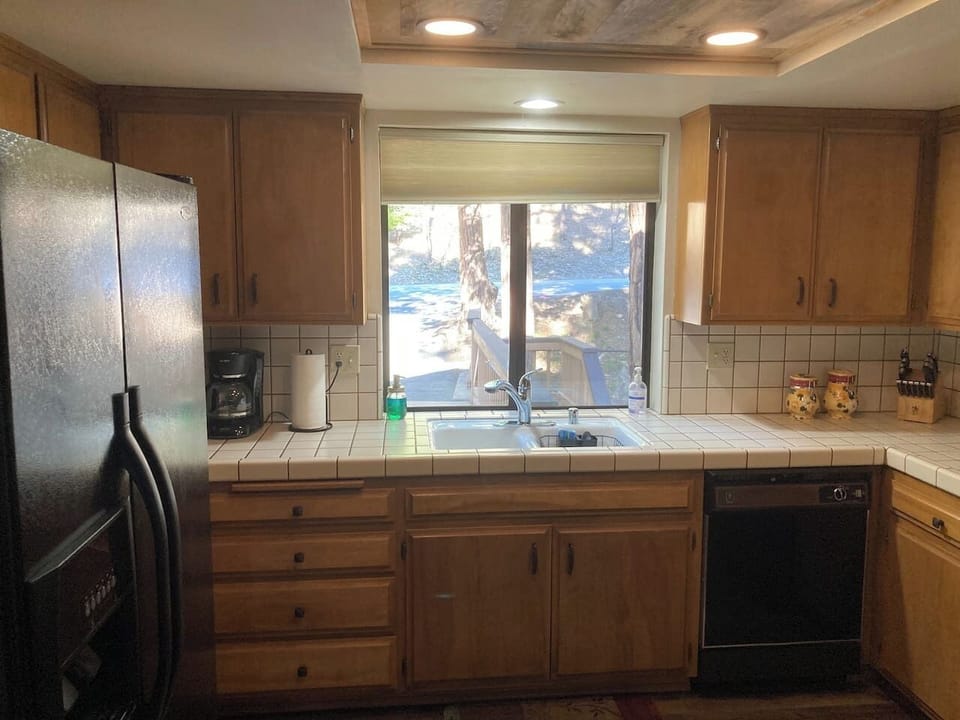 Full kitchen with dishwasher.