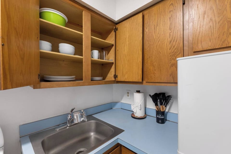 Functional and well-stocked kitchen with all the essentials to make you feel at home.