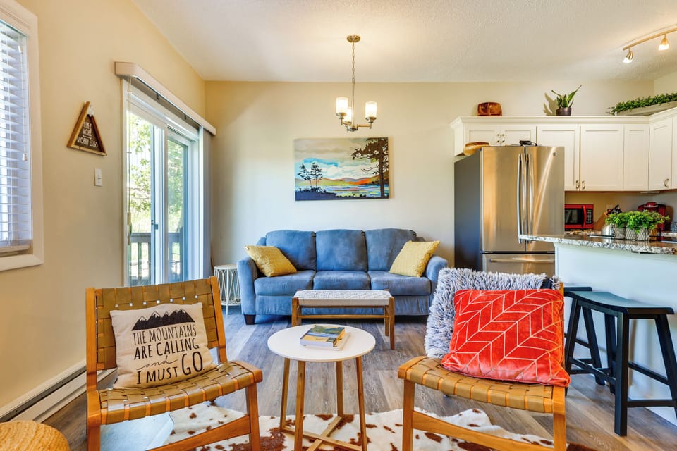 Living Room | Smart TV | Free WiFi | Queen Sofa Sleeper | Central Heating