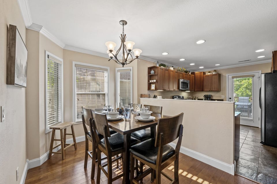 Full Kitchen with adjacent dining area.