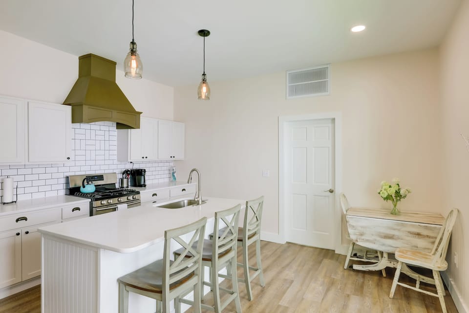 Kitchen | Breakfast Bar | Crockpot | Dishwasher