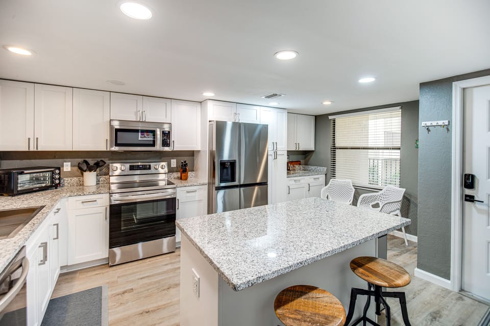 Full Kitchen | Dishwasher | Electric Range | Fridge w/ Ice Maker