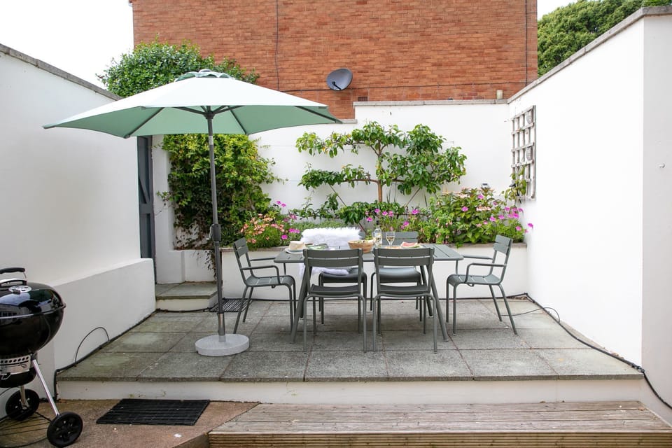 Outdoor seating area on patio with BBQ - Poplar Cottage