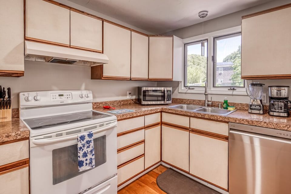 Kitchen with island