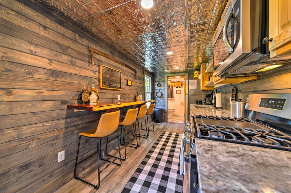 Kitchen | 1st Floor | Dishwasher | Coffee Maker | Blender | Toaster | Ice Maker