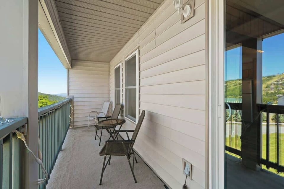 Experience the magic of our deck with panoramic sky views, offering a tranquil retreat above the world.
