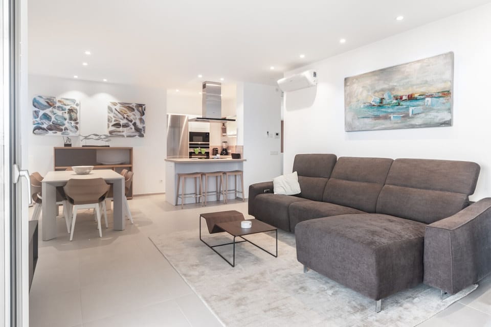 Beautiful spacious living room with dining room