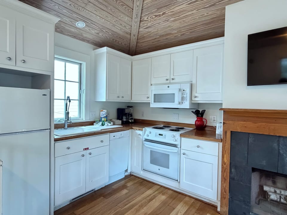 KITCHEN ON SECOND FLOOR